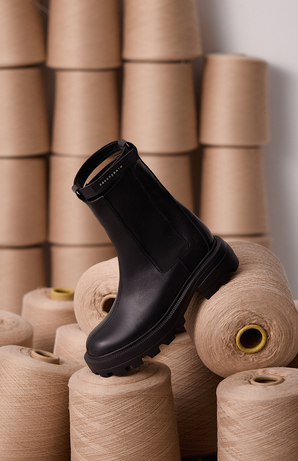 Chelsea boots in black with faux fur lining byMe