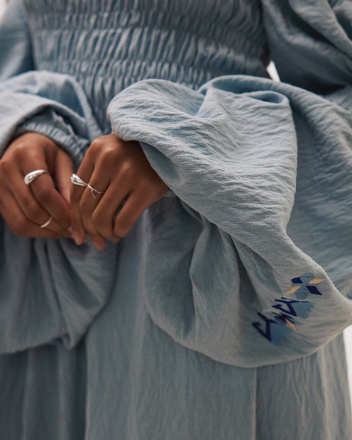 Жіноча сукня блакитного кольору з вишитими елементами byMe