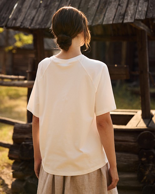 Жіноча футболка молочного кольору byMe