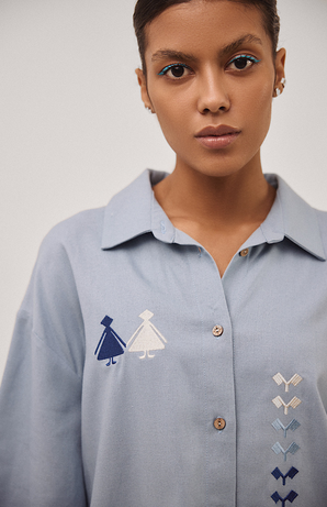 Жіноча сорочка блакитна з орнаментами byMe