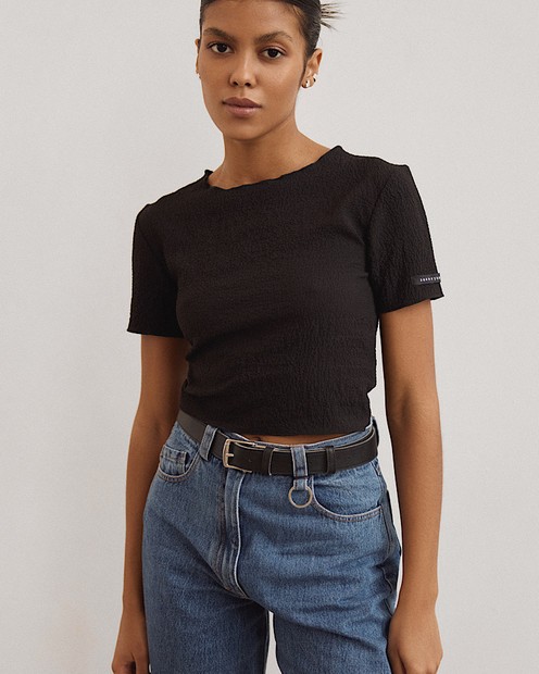 Коротка жіноча футболка чорного кольору byMe