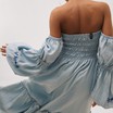 Жіноча сукня блакитного кольору з вишитими елементами