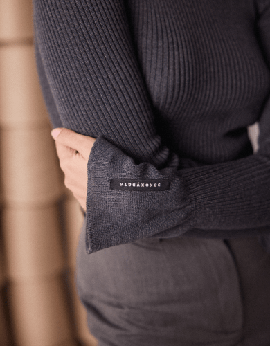 сірий прилягаючий светр жіночий